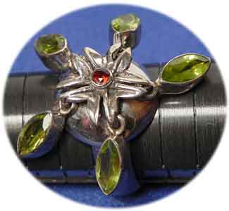  Silberring  mit Peridot und Granat